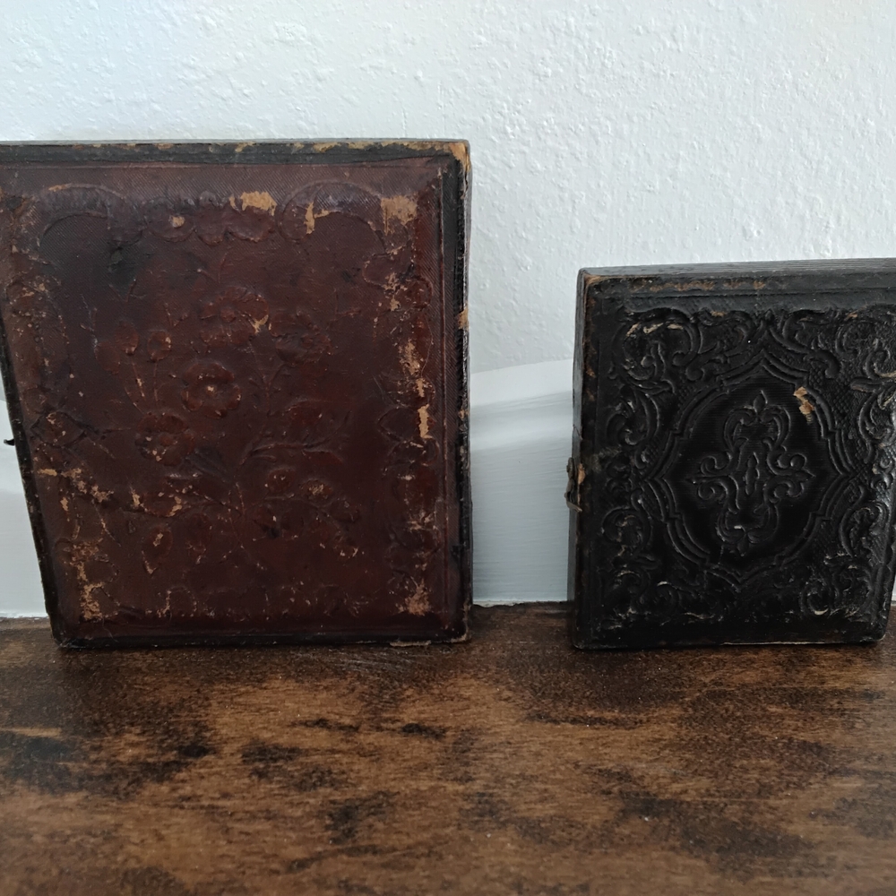 2 Antique Children's Tintype Photo In Brass Mat. Ambrotype Ephemera Leather Case - Picture 4 of 4